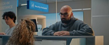 Havaalanı check-in sayacı: Biyometrik Verileri Kontrol Etmek İçin Kadın Havayolu Ajanı 'na Adam Veren Belgeler ve Uçak Biletleri. Uçağa binmek için Uluslararası Havalimanı Terminalinde Pasaport Kontrolü.