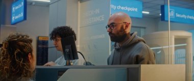 Havaalanı check-in sayacı: Yüz Tanıma Taramasıyla Biyometrik Veriler Doğrulanıyor, Havayolu Ajanına Adam Veren Belgeleri Kapatın. Uluslararası Havalimanı Terminalinde Pasaport Kontrolü Sırasındaki Yolcu.