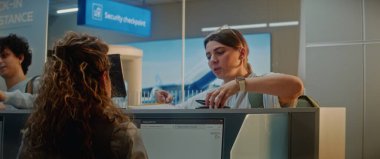 Havalimanı Kontrol gişesindeki çok ırklı yolcuların kuyruğu: Kadın Havayolu İşçi Kontrol Belgeleri ve Uçak Biletleri. Uluslararası Havalimanı Terminalinde Pasaport Kontrolü Sırasındaki Çeşitli Turistler.