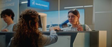 Havalimanı Kontrol gişesindeki çok ırklı yolcuların kuyruğu: Kadın Havayolu İşçi Kontrol Belgeleri ve Uçak Biletleri. Uluslararası Havalimanı Terminalinde Pasaport Kontrolü Sırasındaki Çeşitli Turistler.