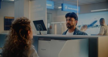 Check-in Sayacı: Hintli Adam 'ın Hava Yolları Ajanına Belge Vermesi ve Uçak Biyometrik Verileri Taramak için Parmak İzi Verisini Dokunmatik Ekrana Vermesi. Havaalanı Terminalinde Pasaport Denetimi.