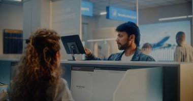 Check-in Sayacı: Hintli Adam 'ın Hava Yolları Ajanına Belge Vermesi ve Uçak Biyometrik Verileri Taramak için Parmak İzi Verisini Dokunmatik Ekrana Vermesi. Havaalanı Terminalinde Pasaport Denetimi.