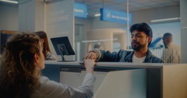 Check-in Sayacı: Hintli Adam 'ın Hava Yolları Ajanına Belge Vermesi ve Uçak Biyometrik Verileri Taramak için Parmak İzi Verisini Dokunmatik Ekrana Vermesi. Havaalanı Terminalinde Pasaport Denetimi.