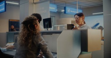 Havaalanı kayıt gişesindeki çeşitli yolcular: Kadın Havayolu İşçi Veren Belgeler, Uçuş Kartı veya Kadın Uçuş Biletleri. Uluslararası Havalimanı Terminalinde Pasaport Kontrolü Sırasındaki Gezginler.