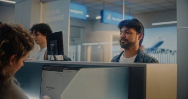 Havalimanı Kontrol gişesindeki çok ırklı yolcuların kuyruğu: Kadın Havayolu İşçi Kontrol Belgeleri ve Uçak Biletleri. Uluslararası Havalimanı Terminalinde Pasaport Kontrolü Sırasındaki Çeşitli Turistler.