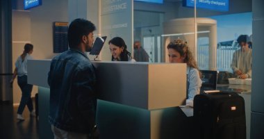 Hintli Adam Biyometrik Tarama için pasaport ve bilet veriyor, Bagaj kontrolü için bavul yerleştiriyor, Kimlik Biyometrik Taraması için parmağını dijital tablete koyuyor. Havaalanı Terminalinde Güvenlik Kontrol Noktası.