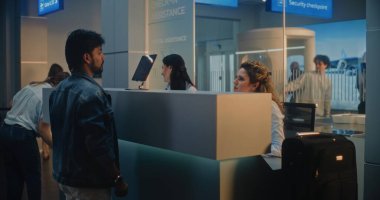 Hintli Adam Biyometrik Tarama için pasaport ve bilet veriyor, Bagaj kontrolü için bavul yerleştiriyor, Kimlik Biyometrik Taraması için parmağını dijital tablete koyuyor. Havaalanı Terminalinde Güvenlik Kontrol Noktası.