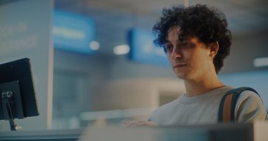 Havaalanı kontrol gişesi: Uluslararası Havaalanı Terminali 'ndeki Genç Adam' ın Kapanışı, Turist Veren Belgeler ve Uçak Biletleri Ajanı. Uçuş için pasaport kontrolü sırasındaki yolcular.