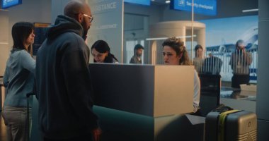 Havaalanı kayıt gişesindeki çeşitli yolcular: Uçağa binmeden önce bavul kontrolü için adam yerleştirme, kadın havayolu ajanıyla konuşma. Uluslararası Havaalanı Terminalinde Güvenlik Kontrol Noktası.