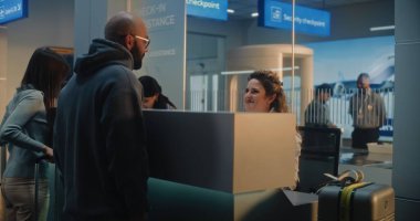 Havaalanı sayacındaki çeşitli yolcular: Kadın Havayolu check-in görevlisi Erkek Bagajını kontrol ediyor, Uçuş Bavuluna Barkod etiketi koyuyor. Uluslararası Havaalanı Terminalinde Güvenlik Kontrol Noktası.