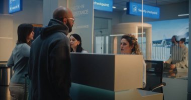 Havaalanı kayıt gişesindeki çeşitli yolcular: Uçağa binmeden önce bavul kontrolü için adam yerleştirme, kadın havayolu ajanıyla konuşma. Uluslararası Havaalanı Terminalinde Güvenlik Kontrol Noktası.