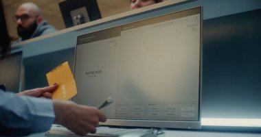 Havaalanı kontrol gişesi: Havaalanı Terminalinde Pasaport ve Uçak Biletini Kontrol Eden Havayolu İşçisi. Bilgisayar Yazılımı Parmak izi taraması ve Yolcu Uçuş için Kişisel Kimlik Verisi Analizi.