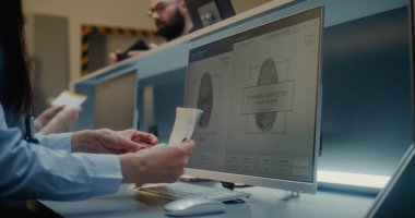 Havaalanı kontrol gişesi, havayolu ajanının kontrol belgeleri, havaalanı terminalinde uçak bileti. Biniş Uçuşu Yolcusunun Parmak İzi Taraması ve Biyometrik Verisi Analiz Ediliyor.