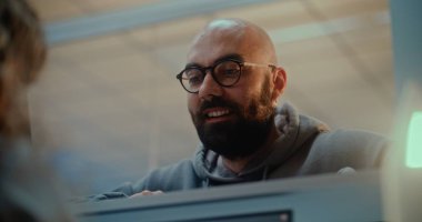 Havaalanı kontrol gişesi: Pasaport kontrolü sırasında havayolu ajanıyla konuşan adamı kapatın. İşçi Belgeleri ve Uçak Biletleri Yolcu 'ya Yolcu Veriyor. Uluslararası Havaalanı Terminali.