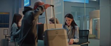 Havaalanı sayacı: Bayan Havayolu Check-in Görevlisi Bagaj Etiketi Barkodunu Uçağa binmek için Bavula Koyuyor. Havaalanı Terminalindeki Müşteri Hizmetleri ve Güvenlik Bavullarını kontrol edin. Yavaş Hareket.