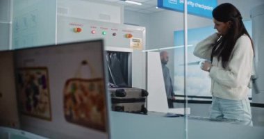 Havaalanı Güvenlik Kontrol Noktası: Bir kadın röntgen taramasından sonra kabin bagajı ve bavul alıyor. Metal dedektörü taraması için Modern Uygulamayı görüntüleyen Bilgisayar Monitörüne Odaklan.