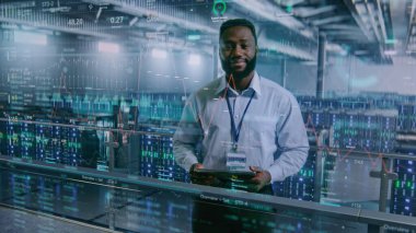 VFX ile Geleceğin Büyük Veri Merkezi: Kameraya Bakan Afro-Amerikan Yöneticisinin Dijital Tableti ile Portresi. Bulut Bilgisayarının Animasyon Diyagramları. Bilgi Teknolojisi ve Dijitalleştirme.