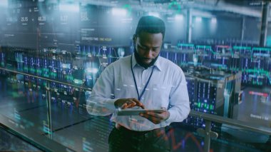 VFX ile Geleceğin Büyük Veri Merkezi: Afro-Amerikan Yöneticisi Dijital Tablet Kullanıyor. Sunuculardaki İnternet Trafiğinin Animasyon Diyagramları. Bilgi Teknolojisi, Dijitalleştirme Konsepti. Orta Çekim.