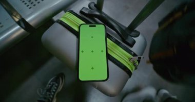 Kalabalık Uluslararası Havalimanı Terminali: Yeşil Kroma Anahtarlı Cep Telefonu Bavulda Uydurma Mock Up. Sosyal Medya veya İş Reklamcılığı İçeriği için Yer Tutucu ile Görüntü Şablonu. El bilgisayarı