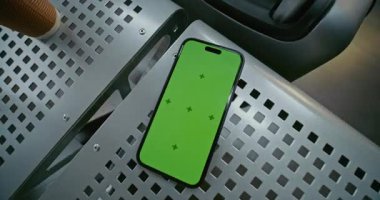 Havaalanı Terminali 'ndeki Havayolu Hub Lounge: Yeşil Kroma Anahtarlı Cep Telefonu Kahve ve Bavul' un yanındaki koltukta yatan Mock Up Görünümü. İş Reklamcılığı için Yer Tutucu ile Görüntü Şablonu. El bilgisayarı.