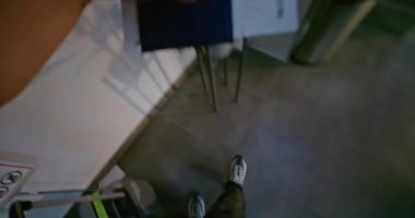 Kalabalık Uluslararası Havaalanı Terminali: Varış ve Gidiş Bavulu, Bavul, Pasaport ve Uçuş için Uçuş Kapısına Giden Yolcu. İlk Kişi Görünümü