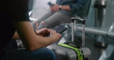 Kalabalık Uluslararası Havalimanı Terminali: Yolcunun Bagaj Pasaportu ve Belgeleri ile Kapanışı, Havayolu Merkezinin Biniş Salonu 'nda Oturuyor. Gezgin Uçuşu Bekliyor, Tatile Çıkıyor