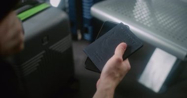 Uluslararası Havaalanı Terminali: Yolcunun Kapanışı: Airline Hub 'ın Kalkış Salonunda Bavul, Telefon ve Pasaport, Uçak Uçuşunu Bekleme. Gezgin Tatile Çıkıyor.