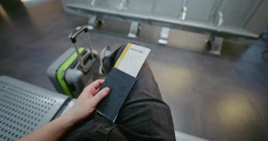 Kalabalık Uluslararası Havaalanı Terminali: Bavul, Pasaport ve Uçak Biletli Yolcu Uçak İnbotu Kalkış Salonu 'nda Oturuyor, Sonra Biniş için Kapıya Yürüyor. POV İlk Kişi Görünümü.