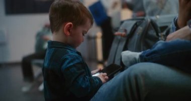 Kalabalık Uluslararası Havalimanı Terminali: Akıllı Telefon 'da Yürüyen Bebek, Seyahat İçin Uçak Bekleyen İki Küçük Çocuğu Olan Kadın. Insanlar ve Yolcular Yolcular Biniş Salonu İnbotu.