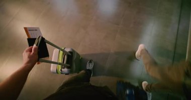 Kalabalık Havaalanı Terminali: Çantalı Adam Yürüyor, Belgeler ve Pasaport Kontrolünden Sonra Uçak Bileti. Yolcu, Airline Hub 'ın biniş salonunda oturmuş, uçuşu bekliyor. POV İlk Kişi Görünümü.