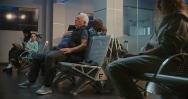 Kalabalık Uluslararası Havalimanı Terminali: Yaşlı Adam Kalp krizi geçiriyor, Hava Yolları İnbotu 'nun Kalkış Salonunda Sandık Sıkışması. Çeşitli İnsanlar Yaşlı Yolculara Yardım Ediyor, Tıbbi Yardım Çağrısı.