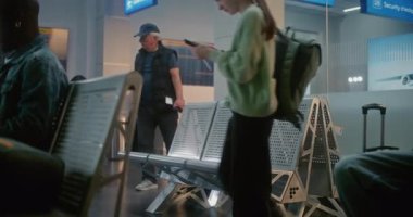 Uluslararası Havalimanı Terminali: Kalabalık Havayolu Merkezinin Biniş Salonundaki Çeşitli İnsanlar ve Yolcular. Pasaport kontrolünden sonra sırt çantalı yorgun yaşlı adam uçak uçuşunu bekliyor..