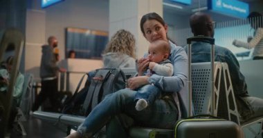 Kalabalık Uluslararası Havaalanı Terminali: Küçük Kollu Yetişkin Kadın Oturuyor ve Seyahat İçin Uçak Bekliyor. Insanlar ve Yolcular Yolcular Biniş Salonu İnbotu.