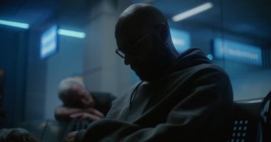 Kalabalık Uluslararası Havaalanı Terminali: Yorgun Kadın Gece Havalimanı 'nın Kalkış Salonunda Sırt Sırtında Uyuyor. Yorgun İnsanlar ve Yolcular Gecikmiş Uçak Uçuşunu Bekliyor.