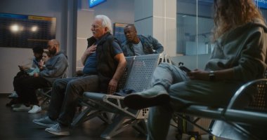 Kalabalık Uluslararası Havalimanı Terminali: Yaşlı Adam Kalp krizi geçiriyor, Hava Yolları İnbotu 'nun Kalkış Salonunda Sandık Sıkışması. Çeşitli İnsanlar Yaşlı Yolculara Yardım Ediyor, Tıbbi Yardım Çağrısı.