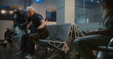 Kalabalık Uluslararası Havalimanı Terminali: Yaşlı Adam Kalp krizi geçiriyor, Hava Yolları İnbotu 'nun Kalkış Salonunda Sandık Sıkışması. Çeşitli İnsanlar Yaşlı Yolculara Yardım Ediyor, Tıbbi Yardım Çağrısı.