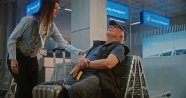 Uluslararası Havalimanı Terminali: Havayolu İnbotu 'nun Boş Biniş Salonu' ndaki koltukta uyuyan bavullu yaşlı yolcu. Havaalanı işçisi Uyanış Adamı, onu biniş kapısına götürüyor.