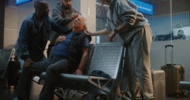 Kalabalık Uluslararası Havalimanı Terminali: Yaşlı Adam Kalp krizi geçiriyor, Infarction in Inarding Lounge of Airline Hub. Kıdemli Yolcuya Yardım Eden Çeşitli İnsanlar, Havaalanı İşçisi Tıbbi Yardım Çağrısı.