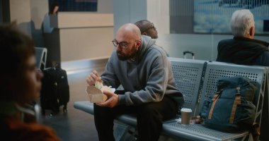 Kalabalık Uluslararası Havaalanı Terminali: 