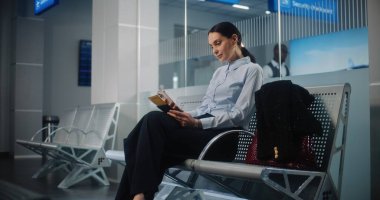 Uluslararası Havalimanı Terminali: Akıllı Telefon Kullanarak Başarılı İş Kadınları, Uçak Gidiş Salonu 'nda Uçak Uçuşu Bekleme, İş Gezisi. Yavaş Hareket.