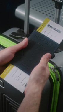 Uluslararası Havalimanı Terminali: Yolcunun Bagajı Kalkış Salonu, Holding Phone, Pasaport ve Uçuş Kartı ile Kapatılıyor. Tatil Uçuşu Bekleyen Gezgin. Dikey Çekim.