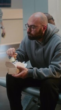 Kalabalık Uluslararası Havaalanı Terminali: 