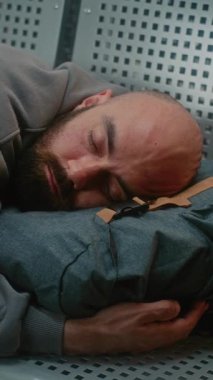 Kalabalık Uluslararası Havalimanı Terminali: Sırt çantalı Yorgun Adam 'ın Kapanışı Hava Yolları Merkezinde Koltuklarda Uyuyor. Gecikmiş Uçak Uçuşunu Bekleyen Yolcu. Dikey Çekim.