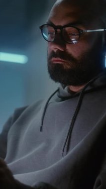 Kalabalık Uluslararası Havaalanı Terminali: Yorgun ve Uykucu Adam Tablet Bilgisayar kullanıyor, Kadın Geceleri Yatılı Salonda Koltuklarda Uyuyor. Çeşitli yolcular rötarlı uçuş bekliyor. Dikey Çekim.