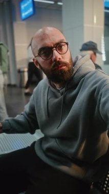 Kalabalık Havalimanı Terminali: Popüler Blogger, Influencer Vlog from Tatil Gezisi Akıllı Telefon Kullanıyor, Uçuş için Bekleme Salonu. Seyahat Blog 'u için video içeriği, video çağrısı. Dikey Çekim