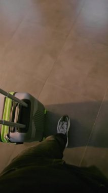 Kalabalık Havaalanı Terminali: Çantalı Adam Yürüyor, Belgeler ve Pasaport Kontrolünden Sonra Uçak Bileti. Biniş Salonunda oturan yolcu, Uçuşu bekliyor. POV Birinci Şahıs Görünümü. Dikey Çekim.