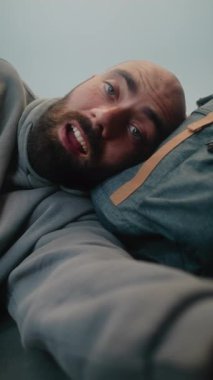 Havalimanı Terminali: Yorgun Adam, Trip Kullanıcı Smartphone 'dan Popüler Blogger Vlog, Gidiş Salonunda Sırt Sırt Çantasında Uzanıyor. Seyahat Blog 'u için video içeriği, video çağrısı. Dikey Çekim.