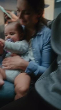 Kalabalık Havaalanı Terminali: Popüler Blogger Smartphone Kullanarak Seyahat Vlog 'unu çekiyor, Kalkış Salonunda Uçuşu Bekliyor. Seyahat Blog 'u için video içeriği, video çağrısı. Dikey Çekim