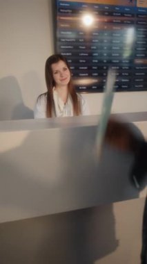 Kalabalık Havaalanı Terminali: Afro-Amerikan Seyahat Blog Kaydı Trip Kullanıcı Smartphone, Uçuş Bekleme Salonu. Blog için Video İçeriği, Çevrimiçi Video Sohbeti. Dikey Çekim.