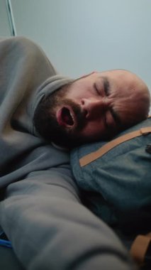 Havaalanı Terminali: Yorgun Popüler Seyahat Blogcusu, Trip Kullanıcı Smartphone, Esneme, Sırt Çantasında Yatma Salonu 'ndan Vlog Kaydı. Blog için video içeriği, Video Sohbeti. Dikey Çekim.